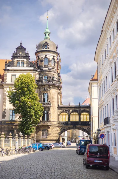 Dresden, Almanya - 28 Haziran 2022: Taschenberg manzarası, Residenzschloss ile Taschenbergpalais arasındaki sokak. İki bina arasındaki bağlantı olarak Footbridge. Arabalar kaldırımlı caddeye park ediyor..