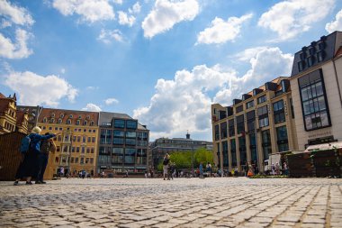 Leipzig, Almanya - 25 Haziran 2022: kaldırım taşı pazar meydanı. Meydanın yukarısından alçak açılı atış. İnsanlar geçip gidiyor. Pazar meydanı Leipzig şehir merkezinin kalbidir.