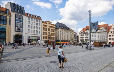 Leipzig, Almanya - 25 Haziran 2022: Marktplatz Leipzig şehir merkezidir ve hala bir pazar olarak kullanılmaktadır. Parke taşlı pazar meydanı. İnsanlar kaldırımlı meydanda yürüyor