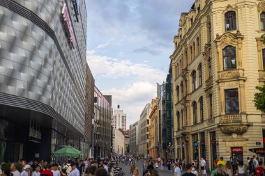 Leipzig, Almanya - 25 Haziran 2022 Leipzig Nakliye Şirketi 'nin tramvay römorkunun içinde. Metropolis 'te toplu taşıma. Mavi sandalyeler boş ve yolcular için hazır. Tramvay ağaçların yanından geçiyor