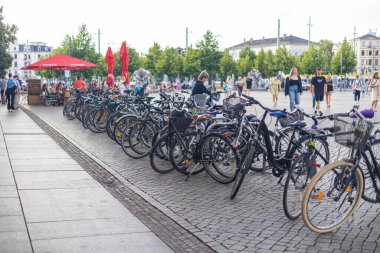 Leipzig, Almanya - 25 Haziran 2022 Leipzig Nakliye Şirketi 'nin tramvay römorkunun içinde. Metropolis 'te toplu taşıma. Mavi sandalyeler boş ve yolcular için hazır. Tramvay ağaçların yanından geçiyor