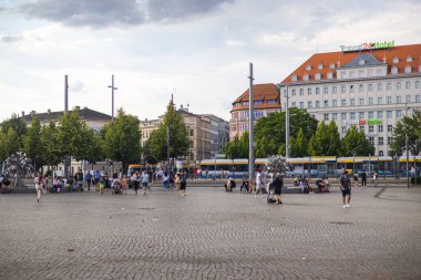 Leipzig, Almanya - 25 Haziran 2022 Leipzig Nakliye Şirketi 'nin tramvay römorkunun içinde. Metropolis 'te toplu taşıma. Mavi sandalyeler boş ve yolcular için hazır. Tramvay ağaçların yanından geçiyor