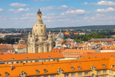 Dresden, Almanya - 28 Haziran 2022: Saksonya başkentinin gökyüzü manzaralı şehri. Frauenkirche, Dresden 'in ufuk çizgisini şekillendiriyor. Mavi gökyüzünün altındaki evlerin kırmızı çatıları. Tarihi eski kasaba