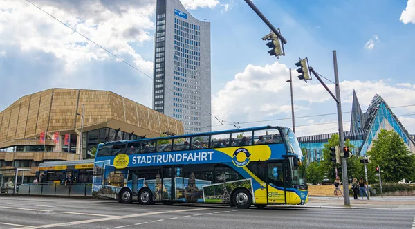 Leipzig, Almanya - 25 Haziran 2022: Augustusplatz 'da şehir turu ya da Hop otobüsten in. Şehir renklerinde Leipzig otobüsü, mavi ve sarı ve şehrin fotoğrafları. Üniversitenin ve Gewandhaus 'un arkasında.