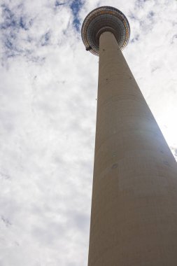 Berlin, Almanya - 29 Haziran 2022: The TV Tower veya Alexanderplatz 'daki Fernsehturm, Doğu Berlin' in eski şehir merkezi. Fernsehturm, Almanya 'nın en yüksek veya en yüksek binasıdır. Berlin silueti simgesi