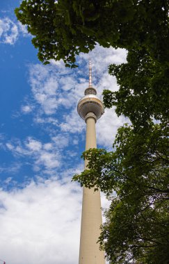 Berlin, Almanya - 29 Haziran 2022: The TV Tower veya Alexanderplatz 'daki Fernsehturm, Doğu Berlin' in eski şehir merkezi. Fernsehturm, Almanya 'nın en yüksek veya en yüksek binasıdır. Berlin silueti simgesi