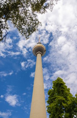 Berlin, Almanya - 29 Haziran 2022: The TV Tower veya Alexanderplatz 'daki Fernsehturm, Doğu Berlin' in eski şehir merkezi. Fernsehturm, Almanya 'nın en yüksek veya en yüksek binasıdır. Berlin silueti simgesi