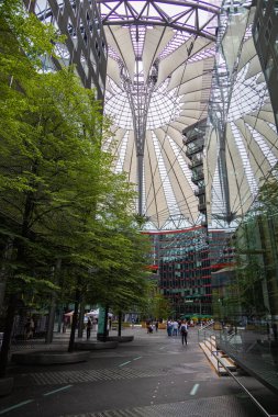 Berlin, Almanya - 29 Haziran 2022: Potsdamer Platz 'daki Sony Center. Çelik kablolardan sarkan güneş yelkenli cam çatı. Kompleksin merkezi açık alanını kaplayan kubbeli çatı