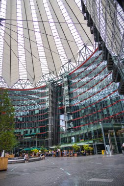 Berlin, Almanya - 29 Haziran 2022: Potsdamer Platz 'daki Sony Center. Çelik kablolardan sarkan güneş yelkenli cam çatı. Kompleksin merkezi açık alanını kaplayan kubbeli çatı