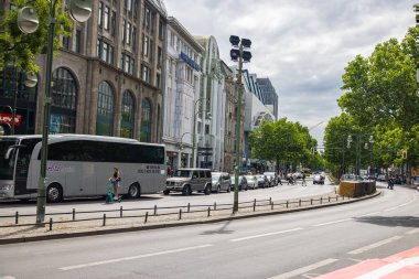 Berlin, Almanya - 29 Haziran 2022: Breitscheidplatz 'dan Kurfrstendamm' a bakın. Berlin 'in en ünlü caddelerinden biri olan Kurfuerstendamm' ın sokak manzarası. Eski Batı Berlin 'in şehir merkezi