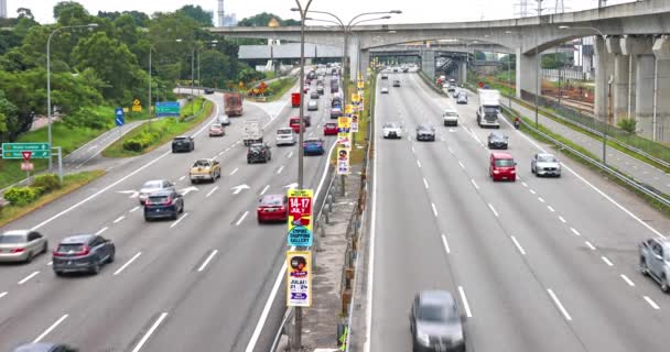 マレーシアのクアラルンプール 2022年7月23日 Subang Jaya Mrt駅の連邦高速道路の交通 車の歩道橋を渡ります 週末には交通量が緩んだ 三車線道路 — ストック動画