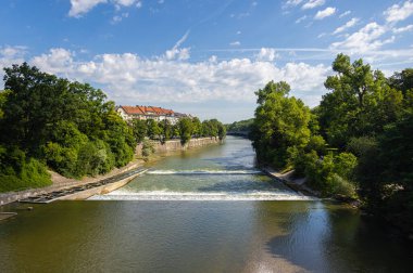 Maximilians Köprüsü (Maximiliansbrcke), Isar ve Piratenbruecke adalarının akıntıları üzerine kurulmuştur. Yeteneklerini geliştirmek için akıntıyı kullanan sörfçülerle ünlüdür. Mavi gökyüzü
