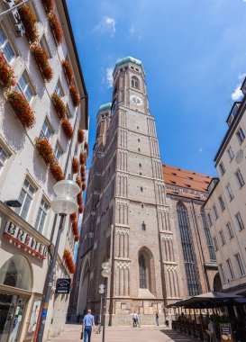 Munich, Germany - July 6, 2022: Cityscape at the new town hall Muenchen, located at the Marienplatz in the center of the old town Munich. Tourist hot spot in the Bavarian capitol on a sunny summer day.