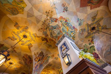 Münih, Almanya - 6 Temmuz 2022: Münih 'teki Olimpiyat parkı yakınlarındaki BMW World. Bavyera araba üreticisinin mevcut modellerini sunduğu büyük bir bina. Temsili cam bina