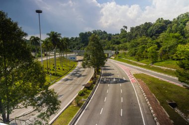Jalan Parlimen yakınlarındaki Malezya 'nın başkenti Kuala Lumpur' da alışılmadık boş otoyol. Normalde araba ve günlük trafik sıkışıklığını takip ederken hava kirlenir, sadece sıcak asfalt kalır. Sokakta araba yok.