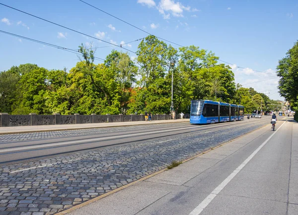 Munich Germany July 2022 Tram Passing Maximiliansbrcke Maximilians Bridge Blue — Stockfoto