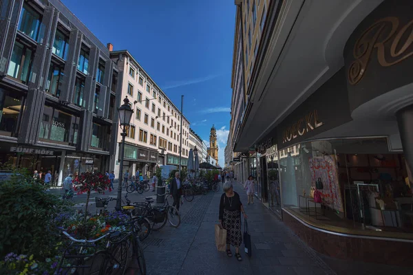 München Duitsland Juli 2022 Stadslandschap Straatbeeld Theatinerstrasse Met Uitzicht Theatinerkirche — Stockfoto