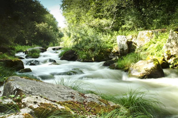 Izmos folyó gyors Caldas, Spanyolország — Stock Fotó
