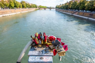 Verona tarihi şehir merkezi, Ponte Pietra köprüsü Adige nehri, Verona Katedrali, Duomo di Verona, kırmızı kiremitli çatılar, Veneto Bölgesi, İtalya. Verona şehir manzarası, panoramik manzara.