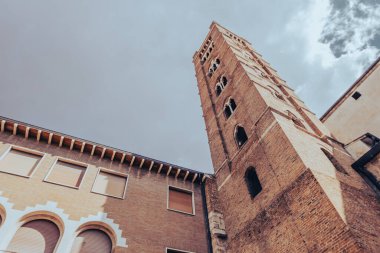 İtalya 'nın Toskana kentindeki Grosseto şehrinde antik duvarlar ve mimari. Güzel bir yaz günü.