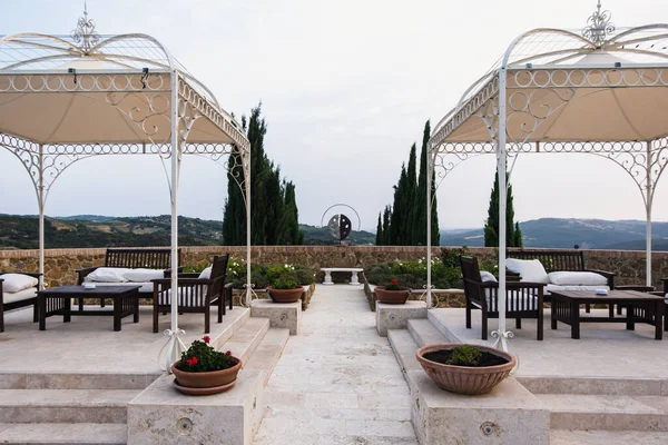 Toskana 'nın güzel manzarası. Brunello di Montalcino şarap arsaları Castello di Velona 'dan. Montalcino yakınlarındaki yaz manzarası ve simgeleri.