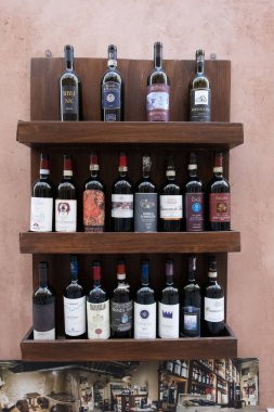 Lezzetli İtalyan yemeği ve şarabı. Pecorino peyniri, Chianti, Brunello di Montalcino e Vino Nobile di Montepulciano, Cabernet Sauvignon, Merlot e Pinot Nero ve Vernaccia.