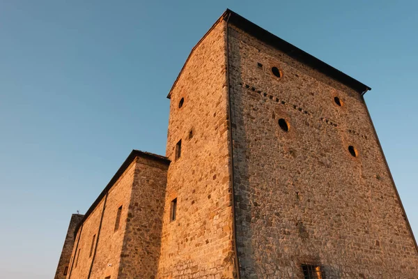 Toskana 'nın güzel manzarası. Brunello di Montalcino şarap arsaları Castello di Velona 'dan. Montalcino yakınlarındaki yaz manzarası ve simgeleri.