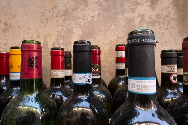 Lezzetli İtalyan yemeği ve şarabı. Pecorino peyniri, Chianti, Brunello di Montalcino e Vino Nobile di Montepulciano, Cabernet Sauvignon, Merlot e Pinot Nero ve Vernaccia.