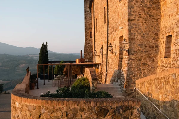 Toskana 'nın güzel manzarası. Brunello di Montalcino şarap arsaları Castello di Velona 'dan. Montalcino yakınlarındaki yaz manzarası ve simgeleri.