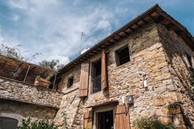 Chianti şehrindeki Panzano manzarası. Tuscany 'deki üzüm tarlalarıyla dolu bu güzel kasabanın mimarisi ve simgeleri. Chianti şarabının yapıldığı yer..