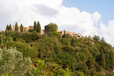 Toskana 'nın güzel manzarası. Brunello di Montalcino şarap arsaları Castello di Velona 'dan. Montalcino yakınlarındaki yaz manzarası ve simgeleri.