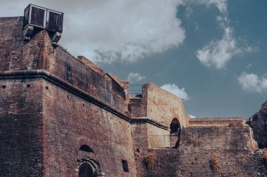 İtalya 'nın Toskana kentindeki Grosseto şehrinde antik duvarlar ve mimari. Güzel bir yaz günü.