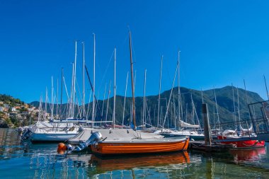Bir limanda tekne detayı, Lugano. İsviçre. Canton Ticino. Güneşli bir günde mavi gökyüzü arkaplanı, yüksek kaliteli fotoğraf