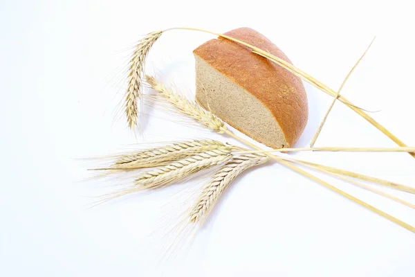 Bread and stalks of wheat — Stock Photo, Image