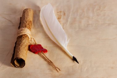 eski kağıt, eski parşömen kaydırma, zarf ile mum mühür ve kalem tüyü