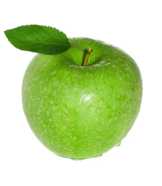 Manzana verde fresca y húmeda con hoja verde con agua y con dr —  Fotos de Stock