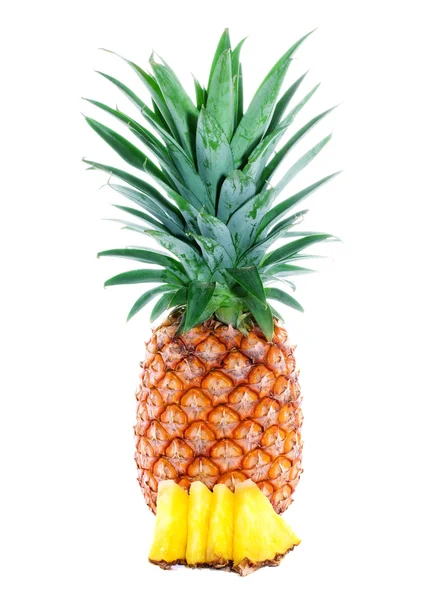 Ananas med skivor isolerade — Stockfoto