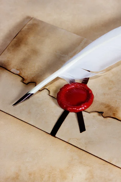 Vieux papier, parchemin ancien, enveloppe avec sceau de cire et plume — Photo