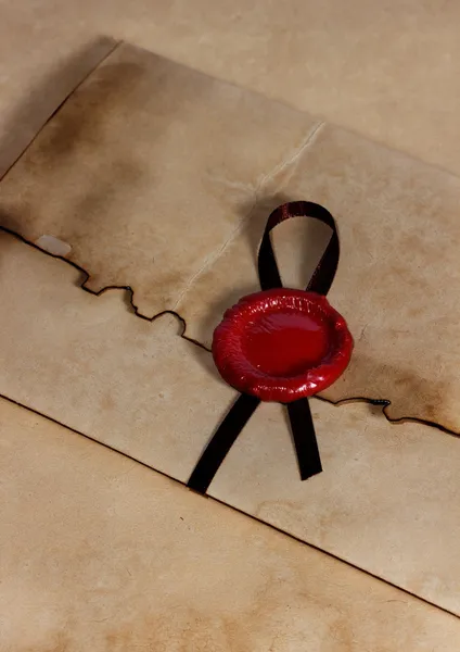 eski kağıt, eski parşömen kaydırma, zarf ile mum mühür ve kalem tüyü