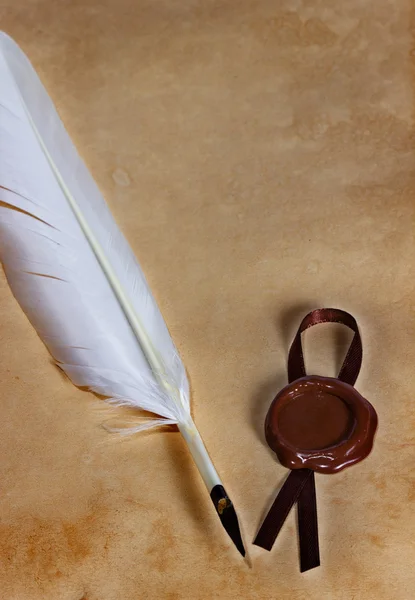 Papel viejo, pergamino antiguo, sobre con sello de cera y pluma de pluma —  Fotos de Stock