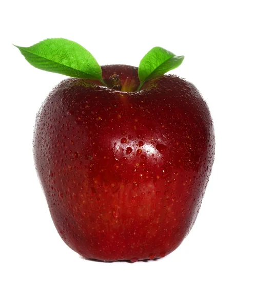 Frischer und feuchter roter Apfel mit grünen Blättern, Wasser isoliert auf — Stockfoto