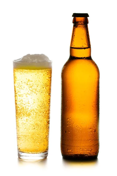 Vidrio y botella con cerveza — Foto de Stock