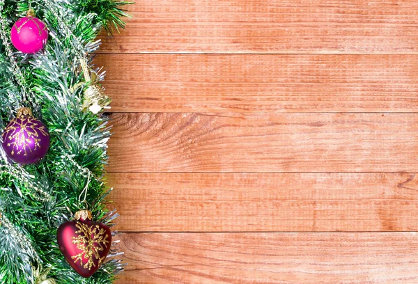 Fronteira de Natal com decoração, ornamento em um fundo de madeira — Fotografia de Stock