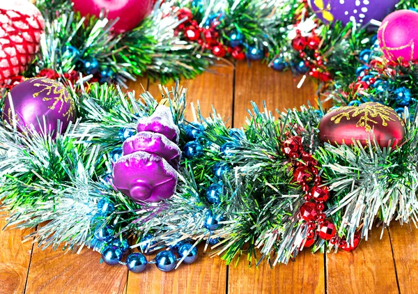 Weihnachtsbordüre mit Dekoration, Ornament auf Holzgrund — Stockfoto