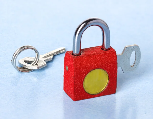 Cadeado com a chave — Fotografia de Stock