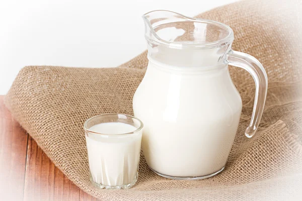 Komposition Milch in einem Krug — Stockfoto