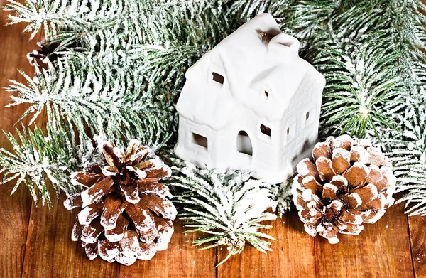 Kerstmis grens met decoratie, ornament op een houten achtergrond — Stockfoto