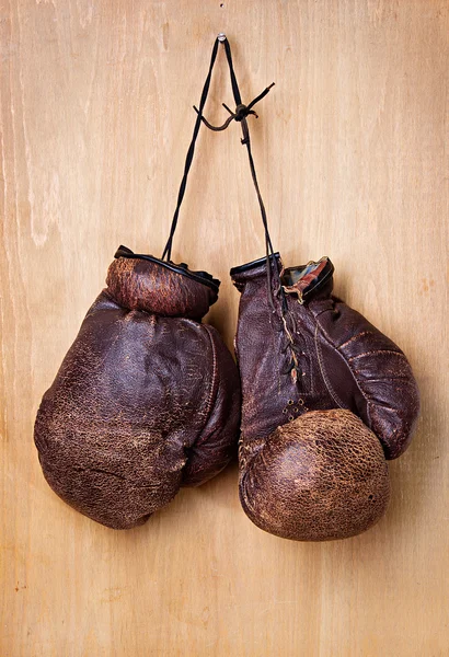 Vecchi guanti da boxe appendere al chiodo sulla parete — Foto Stock