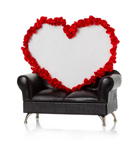 Herz und Geschenk auf der Couch. Valentinstag — Stockfoto