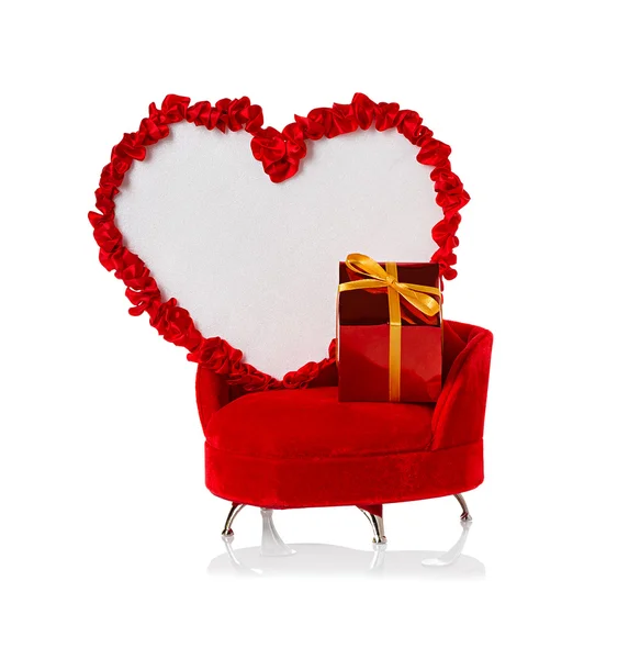 心とソファの上の贈り物。バレンタインの日 — ストック写真